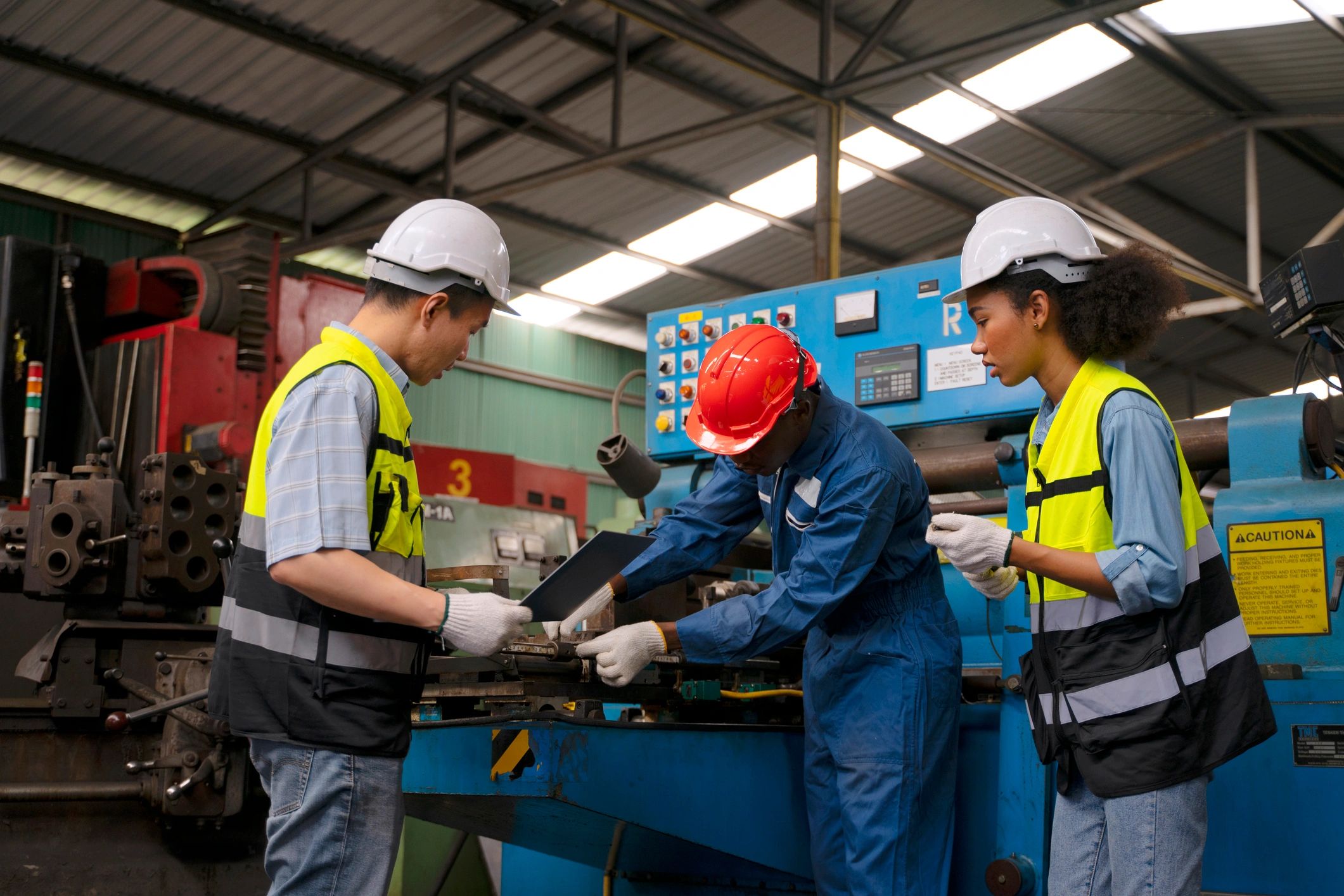 Equipo técnico trabajando en evaluación de maquinaria y activos