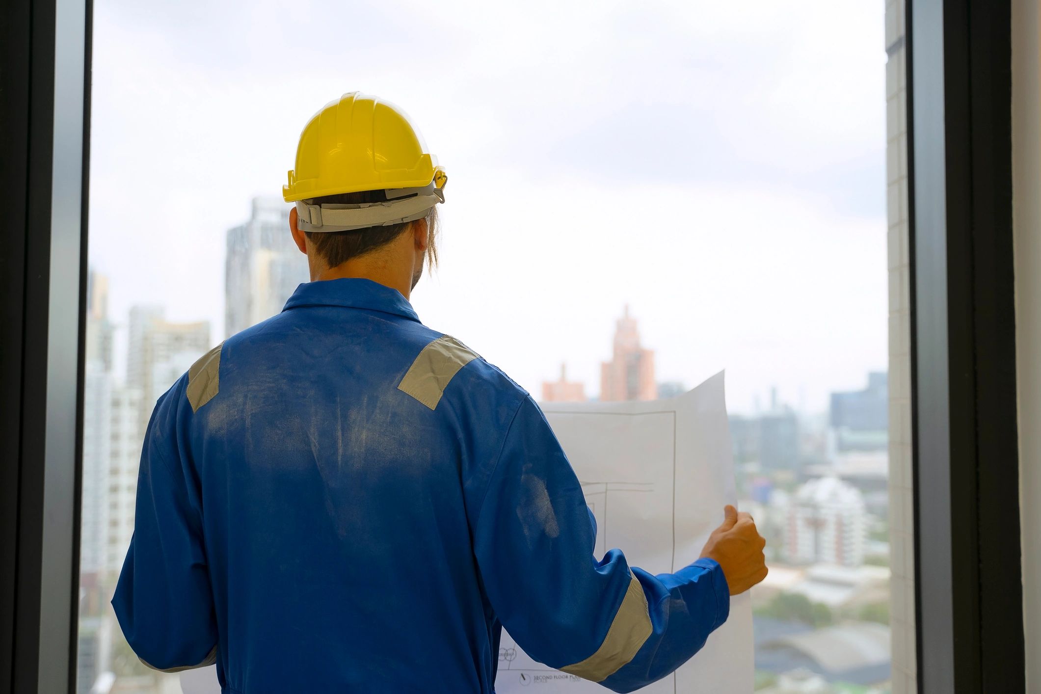 Profesional realizando inspección técnica en un entorno inmobiliario y corporativo