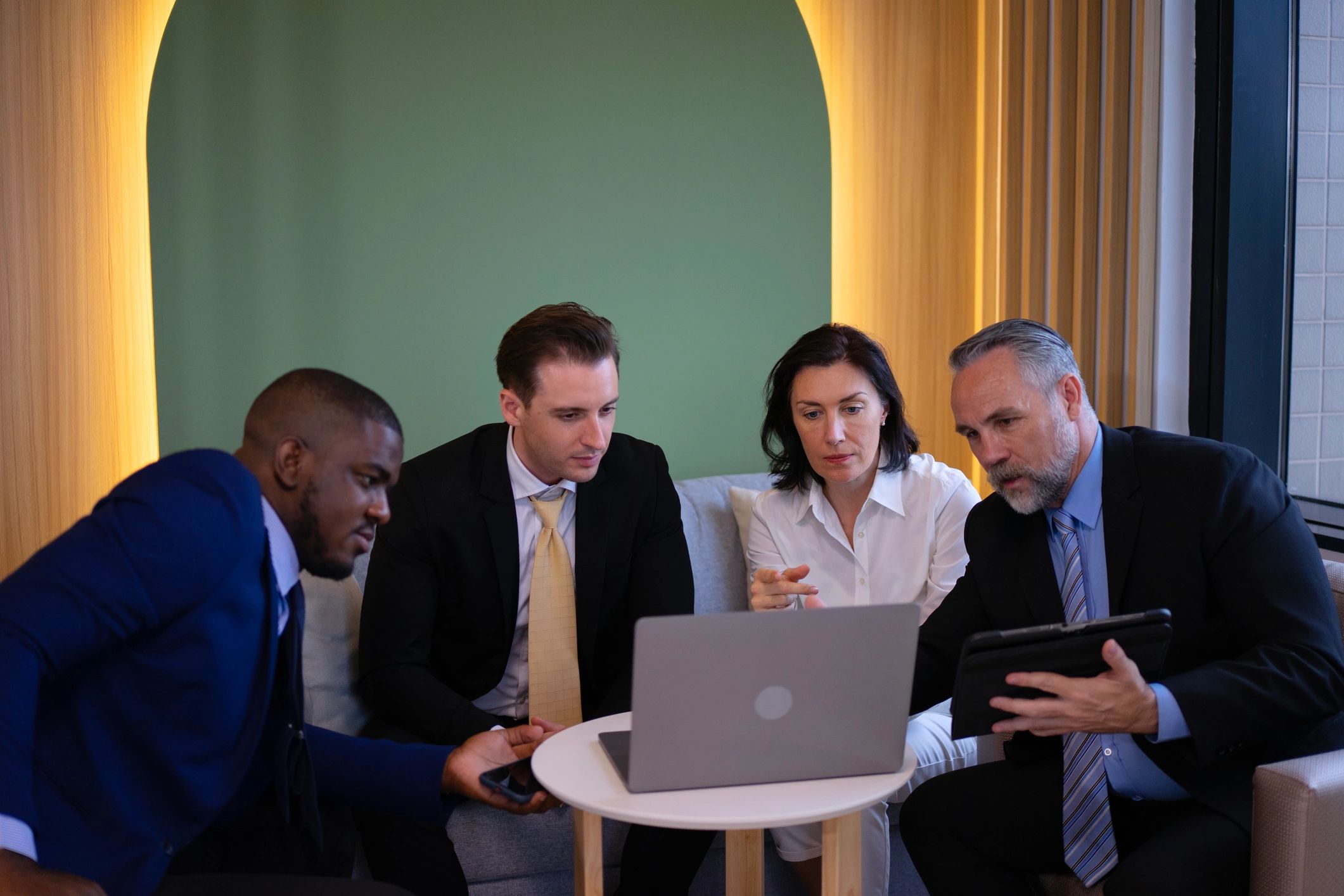 Equipo profesional en reunión de consultoría financiera y valoración especializada